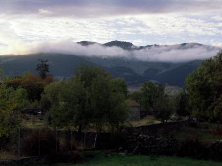 mujer muerta entre nubes