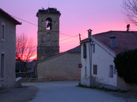 puesta  de sol tras la iglesia